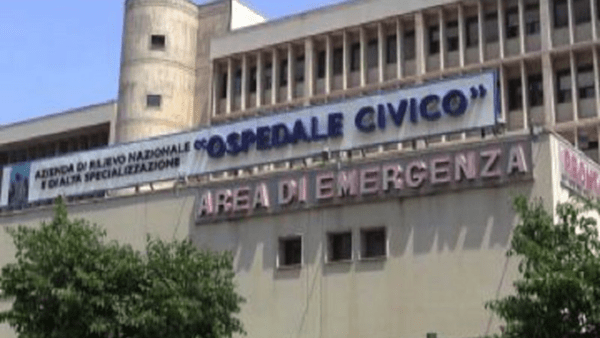 Lo scontro tra auto e moto è fatale: incidente mortale presso l’Ospedale Civico a Palermo