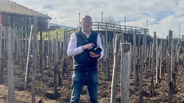 Leif Carlsson ritrae l'Etna per il progetto Di-vino