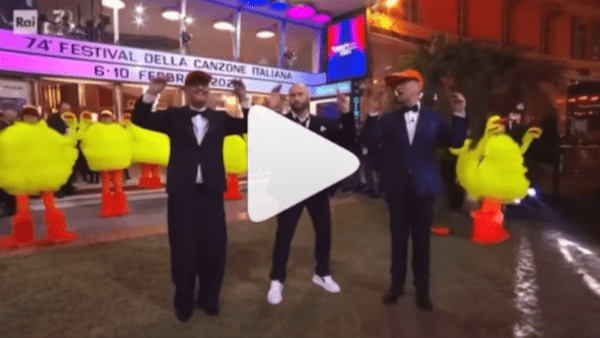 Fiorello, John Travolta, Amadeus e la gag del ballo del qua qua [VIDEO]