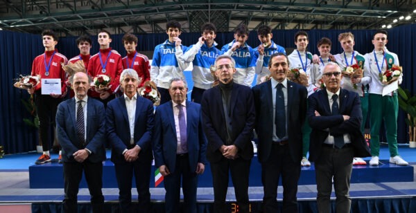 Successi italiani ai Campionati Europei Giovani a Napoli 2024: Oro per la squadra di sciabola maschile e bronzo per i fiorettisti.