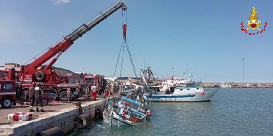 Vigili del Fuoco recuperano peschereccio affondato a Messina