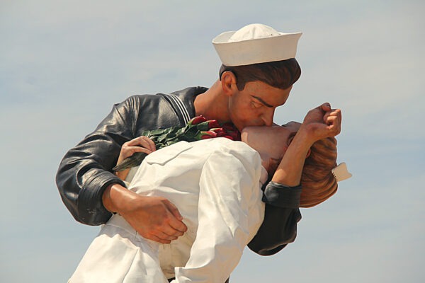 Bacio a Times Square, era messinese il marinaio della foto