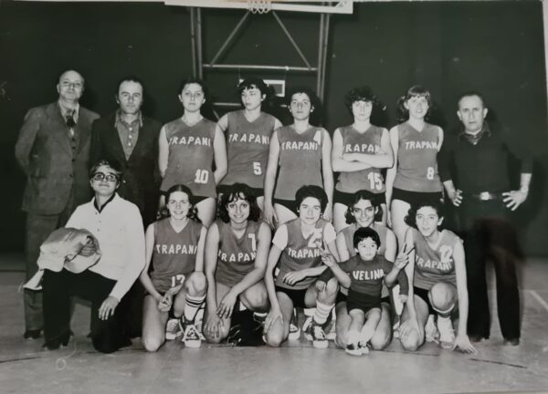 IL SUCCESSO DELLA VELO TRAPANI NEGLI ANNI '70 E '80: UN OMAGGIO AL BASKET FEMMINILE.