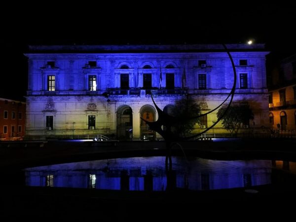 Il Comune di Ragusa si unisce alla Giornata mondiale dell'autismo illuminando Palazzo dell'Aquila di blu
