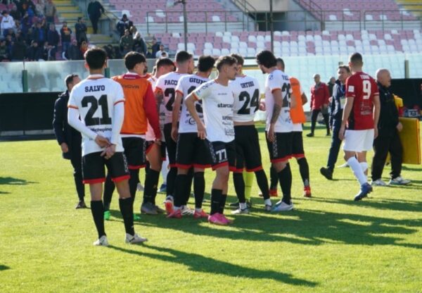 Il Foggia trionfa sul Messina con un netto 0-3: Cronaca della partita al "Franco Scoglio"