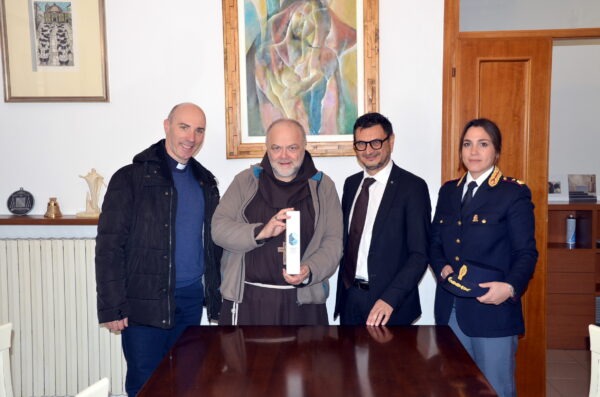 Il Questore di Massa Carrara consegna l'olio di Capaci al Vescovo per la Chiesa italiana