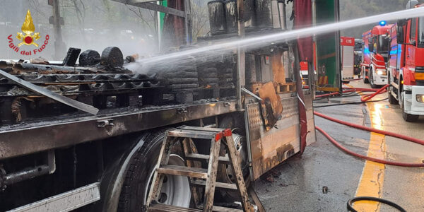 Incendio autoarticolato sulla A7 a Messina: nessuna persona ferita