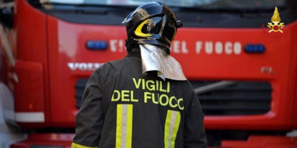 Incendio di interfaccia a Messina: intervento in corso dei Vigili del Fuoco