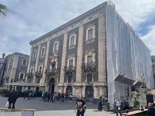 Intervento di manutenzione al Palazzo dei Chierici nel centro storico di Catania.