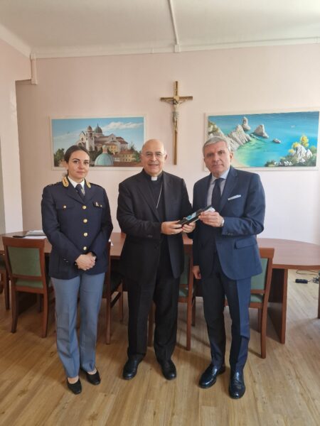 La Polizia di Stato dona l'olio del Giardino della Memoria di Capaci alla Diocesi di Ancona