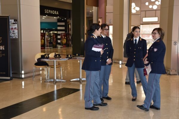 POLIZIA DI STATO: CAMPAGNA "QUESTO NON È AMORE" AL CENTRO COMMERCIALE "LE MASSERIE"