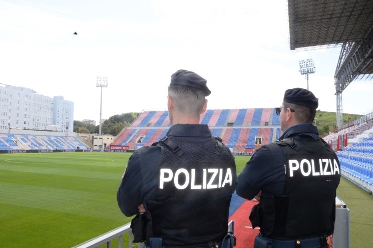 Scandalo durante Crotone-Messina: 14 tifosi colpiti da provvedimenti D.A.SPO.