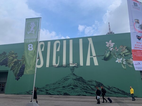 Assovini Sicilia all'apice al Vinitaly 2024: eccellenza enologica e impegno verso la qualità.