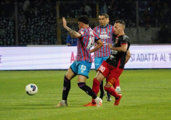 Derby infuocato al Massimino: Catania-Messina 1-0.