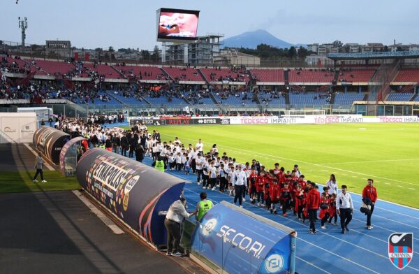 Emozionante saluto dei giovani talenti del Catania FC al Massimino