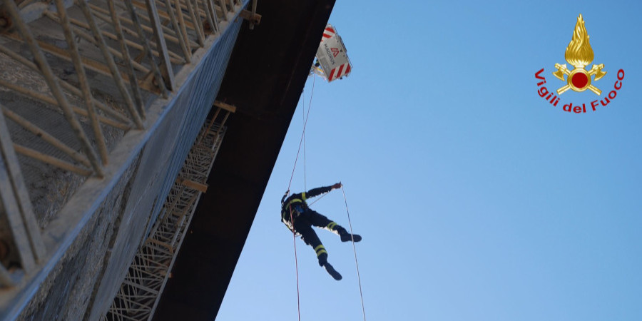 Esercitazione di soccorso in quota al viadotto Ritiro: addestramento del personale SAF.