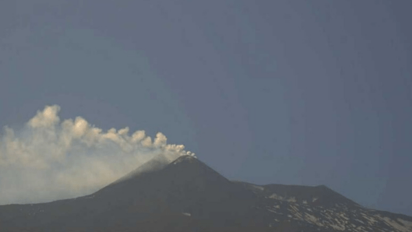 L’Etna “sbuffa” sei volte: intensa emissione di cenere dal cratere Bocca Nuova