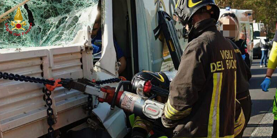 Grave incidente stradale a Messina: due persone salvate dai Vigili del Fuoco