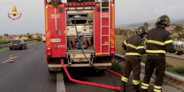 Incendio di sterpaglie tra i caselli di Milazzo e Barcellona Pozzo di Gotto: intervento dei Vigili del Fuoco