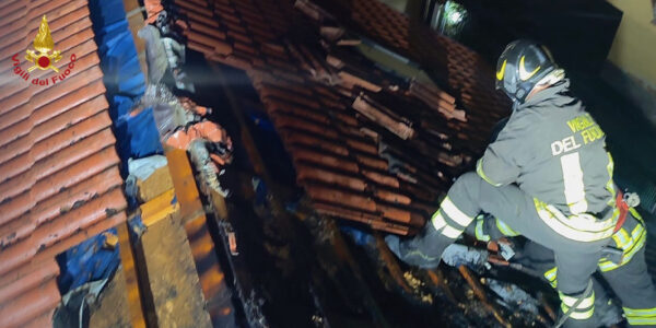 Incendio tetto a Giampilieri Marina: intervento dei Vigili del Fuoco