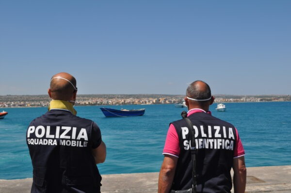 Scafista dell'imbarcazione con 56 migranti fermato a Ragusa.