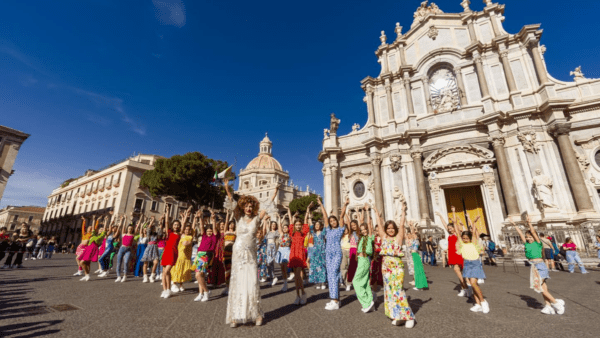 Marcella Bella con un vestito “da sposa” in piazza Duomo: ecco perché [VIDEO]