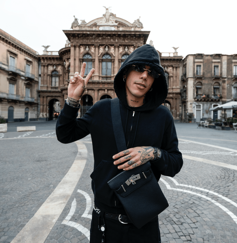 Sfera Ebbasta Catania Foto Video Trapper Rapper via Etnea piazza Teatro Massimo Vincenzo Bellini piazza Duomo 8