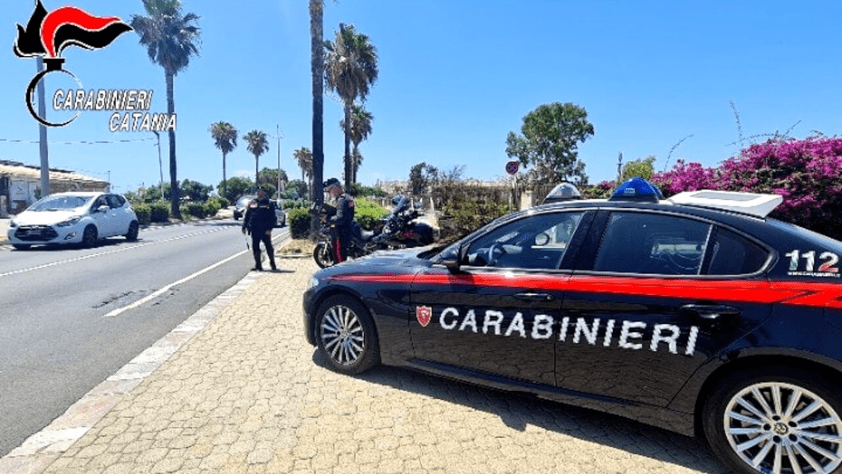 Aggressione Carabinieri Plaia Catania Lite Coppia Fidanzato Minorenne Denuncia