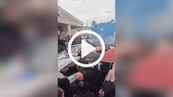 Il commovente ultimo saluto ad Antonio Pistone davanti la chiesa [VIDEO]