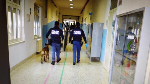 Effettuati controlli antidroga nelle scuole di Sciacca: la Questura di Agrigento agisce contro lo spaccio