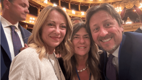 Giorgia Meloni e Manlio Messina: c’è sempre tempo per un selfie al Teatro Massimo di Palermo