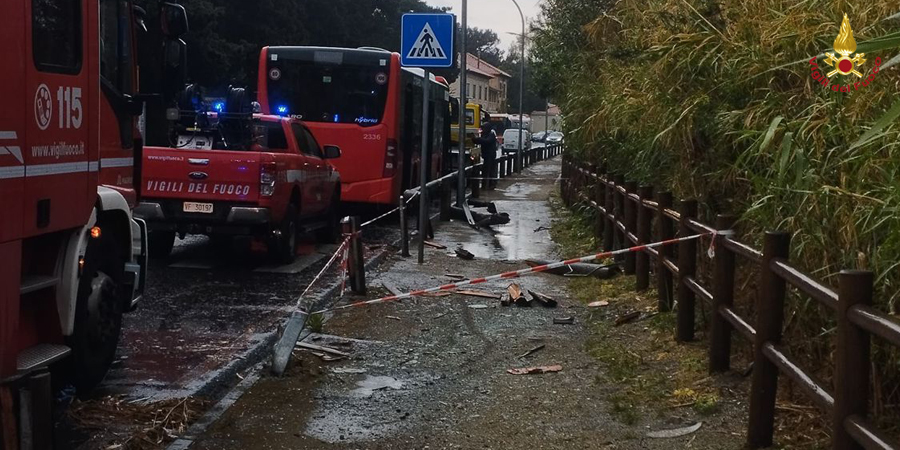 Incidente bus ATM sulla strada del lago di Ganzirri: intervento dei Vigili del Fuoco