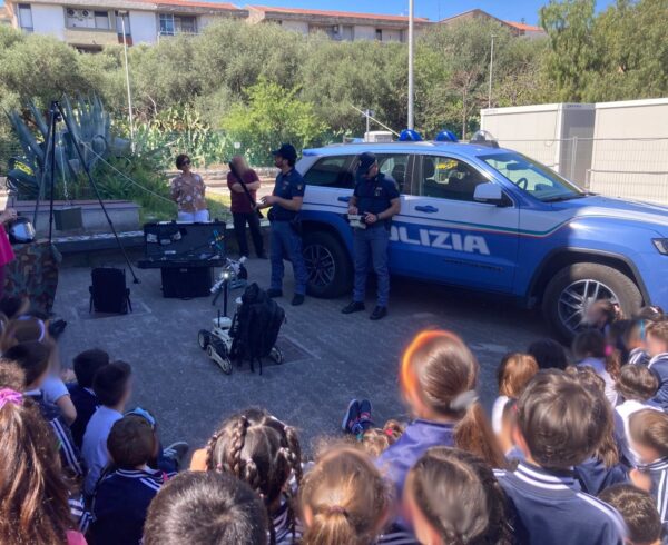 Incontro tra la Polizia di Stato e gli studenti dell’I.C. “Leonardo Da Vinci” di Misterbianco: focus sulla legalità e il buon esempio.