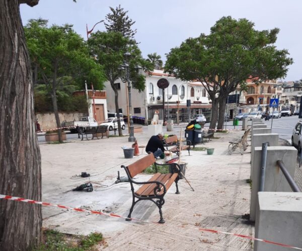 Iniziati i lavori di sostituzione delle panchine in piazza Cutugno a Ganzirri