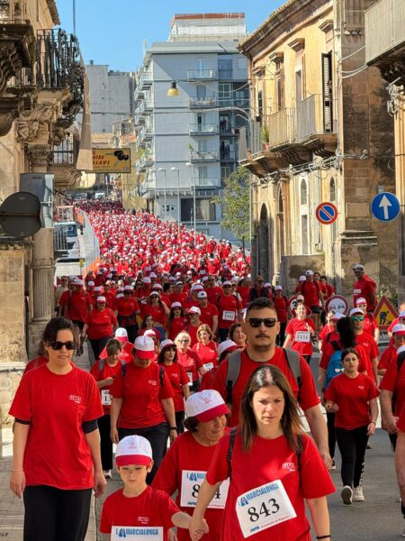 Marcialonga Rosso a Ragusa: l'Avis colora la città