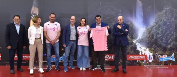 PRESENTATA LA MAGLIA UFFICIALE DEL “NASTRO ROSA” DELLA SCHERMA ITALIANA