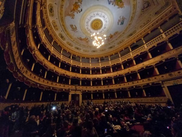 Una Notte al Teatro Pirandello: 144 Artisti Illuminano la Storia