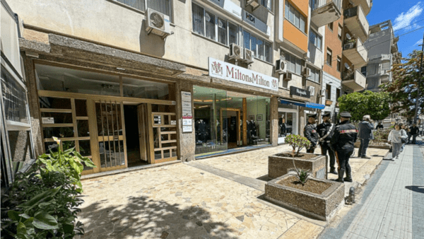 Vigilessa spara 4 colpi di pistola al marito e si suicida a Palermo: i nomi e la dinamica