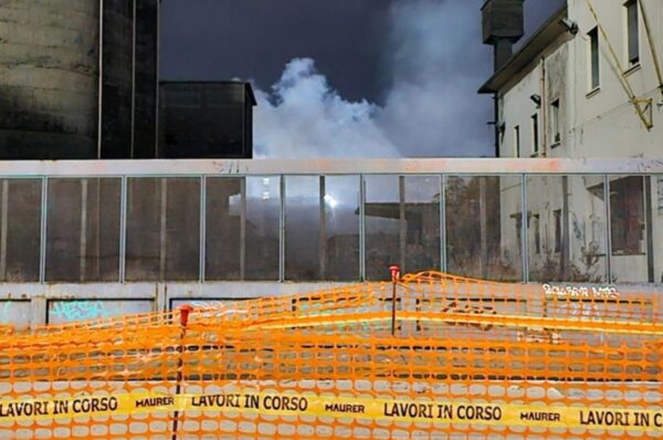 Incendio a Catania: l'ex cementificio in fiamme, aria irrespirabile in zona Playa e porto