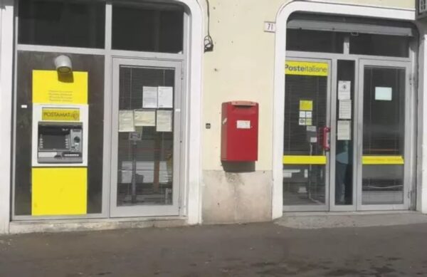 Va per rapinare un ufficio postale a Catania, ma succede l'imprevisto (e diventa pure virale)