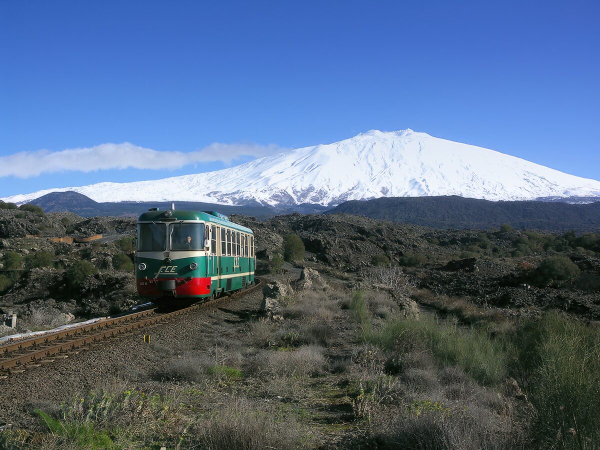 Addio alla littorina, le foto di una lunga storia di viaggi attorno all'Etna