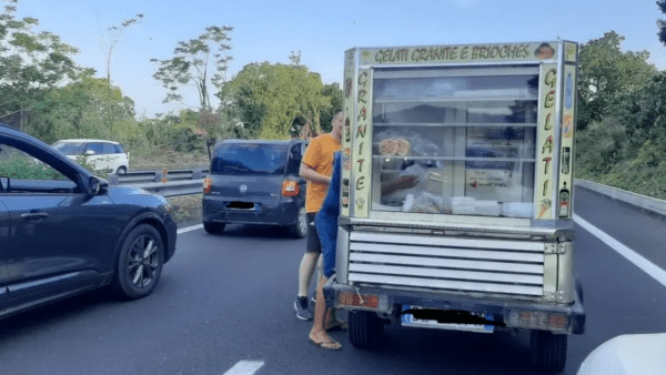 Bloccati in autostrada: gelataio vende prodotti nel traffico bloccato sull’A18 Messina Catania