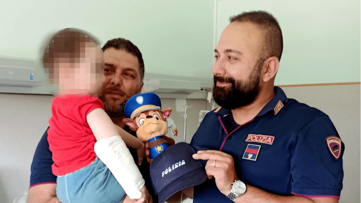 Bambino Infante 1 Anno Non Respira Salvataggio Polizia Croce Rossa Catania Acireale