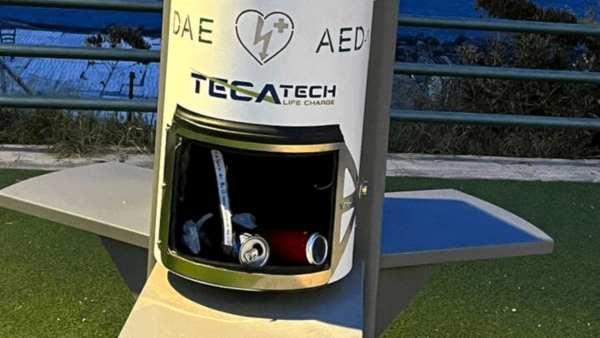 Furto defibrillatore piazza Sciascia: rubato dopo pochi mesi, spazzatura al suo posto