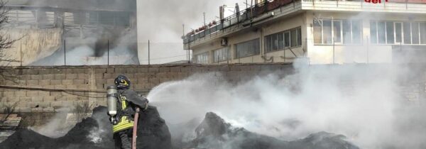 Incendio distrugge capannone a Misterbianco: intervento dei Vigili del Fuoco