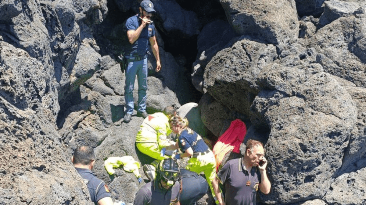 Incidente sedicenne Caduto Scogli Lungomare Catania Ognina Lido Bellatrix Aci Castello Ospedale Cannizzaro 118 Polizia