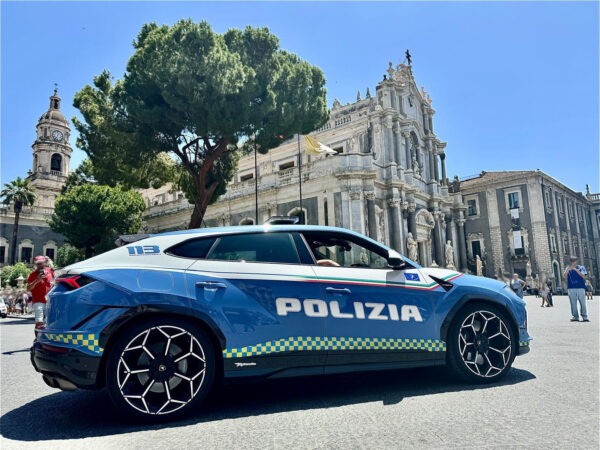 La Lamborghini della Polizia fa tappa a Catania e Acireale: un successo al festival internazionale del fumetto Etna Comics