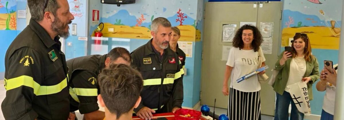 Vigili del Fuoco e Supereroi Siciliani portano sorrisi ai bambini del reparto di pediatria dell’Osp. Garibaldi di Nesima