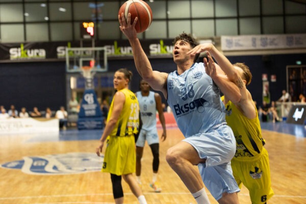 Vittoria della Virtus contro Pesaro: primo match point promozione.