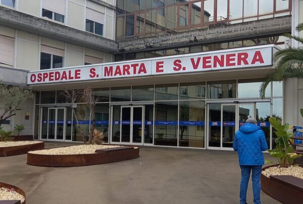 Grave incendio ad Acireale, colpito l'Ospedale Santa Marta e Santa Venera